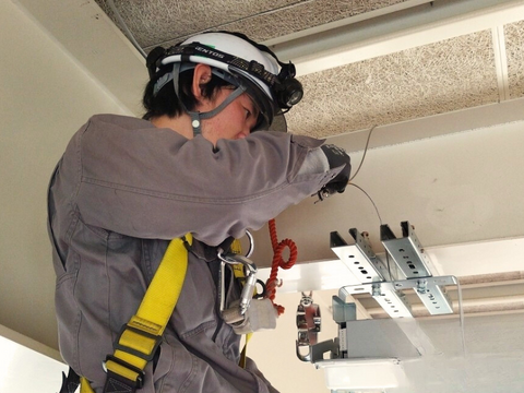 ~一人ひとりが幅広い知識を備える少数精鋭の技術者集団~<br />
私たちは工事の量ではなく質を追求するため、<br />
少数精鋭の体制で事業に取り組んできました。<br />
<br />
そのため、当社スタッフの全員が有資格者という文字どおりの技術者集団を形成しています。<br />
<br />
スタッフが有している資格の種類と数は豊富で、<br />
会社でも資格取得を全面的にバックアップしています。<br />
<br />
また建築や空調などの専門知識にも精通しています。<br />
各種施設や住宅の電気設備工事は、建築物を構成するさまざまな技術と密接に関係します。<br />
<br />
幅広い知識がなければ<br />
質の高い電気設備工事はできないのです。<br />
<br />
スタッフは日々勉強。<br />
プロフェッショナルの名に恥じぬよう向上心をもって<br />
業務に取り組んでいます。