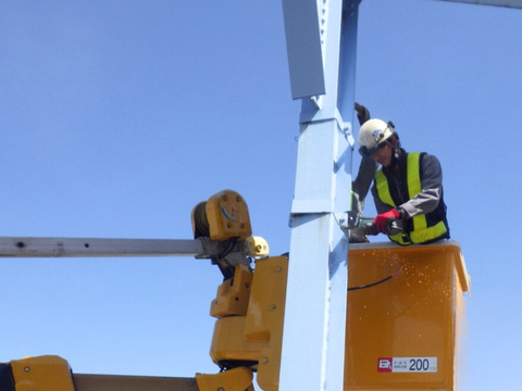 ~資格取得をバックアップ~<br />
職務に関連した専門的な知識及び技能習得のため、<br />
資格・免許・技能認定などの取得をバックアップしています。<br />
<br />
資格取得は会社からの援助もあり、試験をうけやすい体制を整えています。<br />
<br />
【電気資格・免許】<br />
第一種電気工事士以上<br />
第二種電気工事士<br />
<br />
【法定資格(技能講習)】<br />
玉掛け(1t以上)<br />
小型移動式クレーン運転(1t以上5t未満)<br />
高所作業車運転 <br />
その他多数の資格が取得できます。