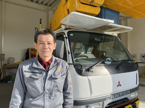 ~電気設備のプロフェッショナルとして~<br />
初めまして。<br />
前川電設 代表取締役の前川喜男と申します。<br />
<br />
平成14年に父からこの会社を引き継いだとき、<br />
とにかく無我夢中で取組んできました。<br />
<br />
続けてこられたのは、<br />
「お客様から仕事をいただいている」ということを、絶対に忘れなかったからです。<br />
<br />
この仕事に就いて35年。<br />
今でも、暗い中でスイッチを入れてパッと電気がつく瞬間には、毎日感動しています。<br />
<br />
写真ではちょっと表情が硬いかもしれませんが、<br />
現場では冗談を言って笑ったり、けっこう明るいです(笑)<br />
カメラは苦手でも、人と話すのは好きですよ。<br />
<br />
残業のない働き方や、安全を最優先する体制も整えています。<br />
社員から「居心地がいい」と言ってもらえることも嬉しいです。<br />
<br />
未経験でも、資格がなくても大丈夫。私も、最初は何も持っていませんでした。<br />
<br />
大切なのは「挑戦しよう」という思いと、「なぜだろう?」と疑問を持てること。<br />
それが、成長のスタートです。<br />
<br />
こんなところに少しでも共感してくれたら嬉しいです。<br />
そんなあなたと一緒に、考えて、学んで、<br />
働いていけたらもっと嬉しいです。<br />
<br />
代表取締役 前川 喜男