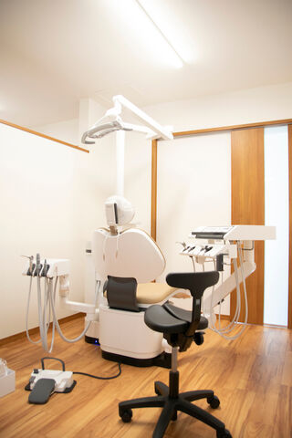 半個室の広めの診療室。車椅子やベビーカーも入室しやすいです。