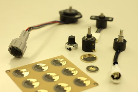 ●センサ・ポテンショメーター●<br />
<br />
自動車や農機具に使われる「角度センサ」を作っています。<br />
<br />
高品質・高寿命を実現し、厳しい使用環境にも耐えるタフなセンサーとして今後も大きな需要が期待されます。