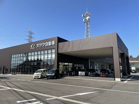 ●「新車市場」<br />
国産全メーカーの新車をはじめとする豊富な展示車と全国ネットの検索システムでの中古車探しを行います。査定は無料、現金買取も行っています。