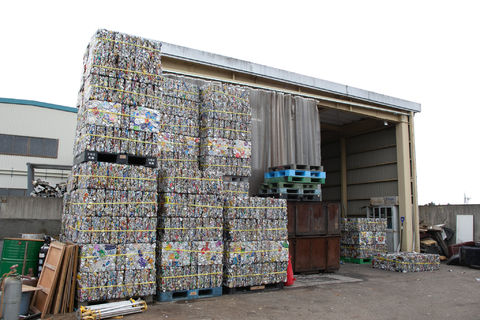 ●中間処理<br />
古紙・金属・プラスチック・アルミ缶などのさまざまな資源を回収し、自社のプレス機でプレス加工。プレスした資源を加工業者に配送します。