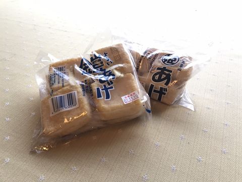 〇あげ〇<br />
<br />
揚げパンのようにオヤツとして食べる方もいるほど、美味しい「あげ」。油抜きしないで食べていただきたい一品です。<br />
<br />
高級な菜種油を使って揚げています。入社していたいた方には、まずこの揚げ方から覚えていただきます。