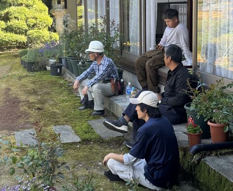 庭園管理（樹木剪定など）<br />
四季を通じてお庭を健やかに保つために、樹木の剪定・刈込み・施肥・消毒などを行います。<br />
樹木の健全な生育を助けるだけでなく、景観の美しさを維持し、害虫や病気の予防にもつながります。経験豊富な職人が樹木や庭の状態に合わせた最適な管理を行い、お客様の大切なお庭を長く楽しんでいただけるようサポートいたします。