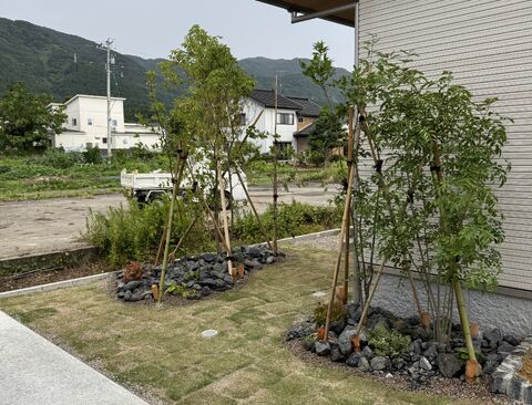造園工事<br />
新築住宅や公共施設、企業敷地などにおいて、植栽工事・石組み・芝張り・外構工事などを行います。<br />
伝統的な技術と現代的なデザインを融合させ、お客様のご要望や敷地条件に合わせた空間を創出します。自然の魅力を引き出すとともに、管理のしやすさや耐久性にも配慮した、長く愛される庭づくりを提供いたします。