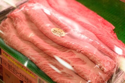 お肉屋さんの主役ともいえる「精肉」。<br />
当店では最高級品質を誇るA5ランク国産和牛や南砺市ブランド豚「南砺ポーク」を中心に販売しております。すき焼き、しゃぶしゃぶ、ステーキ、焼肉など、多様な用途に合わせた上質なお肉は、ご家庭でお楽しみいただくだけでなく、各種贈答品としてもご利用いただいております。