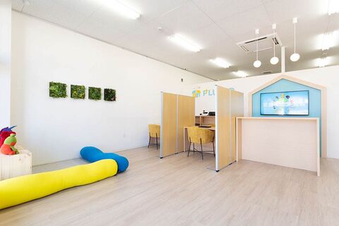 開放感あふれる明るい店内で、心地よいBGMを聴きながら落ち着いて査定業務に取り組める環境です。<br />
清潔感のある空間づくりにもこだわっており、お客様だけでなくスタッフにとっても居心地の良い店舗を目指しています。<br />
<br />
2025年11月にOPENしたばかりの新しい店舗のため、店内は綺麗で設備も整っており、気持ちよく働けるのも魅力のひとつ。<br />
現在もオープニングスタッフを募集中で、これから一緒に店舗づくりをしていけるタイミングです。<br />
<br />
「こうした方がもっと良くなる」といったアイデアも発信しやすく、スタッフ同士で協力しながら働ける風通しの良い環境です。新しい環境でチャレンジしたい方、人と接することが好きな方にぴったりの職場です。