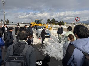 スタックした車の脱出方法等を学ぶ　なんと雪道安全運転講習会（実技）